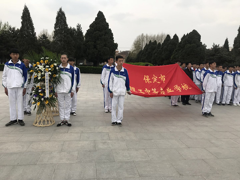 清明感恩綢未雨，四月飄雪慰英靈